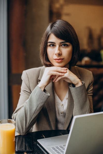 Mulher De Neg Cios Jovem Trabalhando No Laptop Em Um Caf Foto Gr Tis