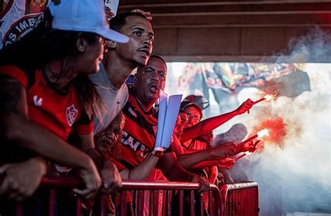 Torcida Do Vit Ria Lota O Aeroporto De Salvador Para Apoiar O Time