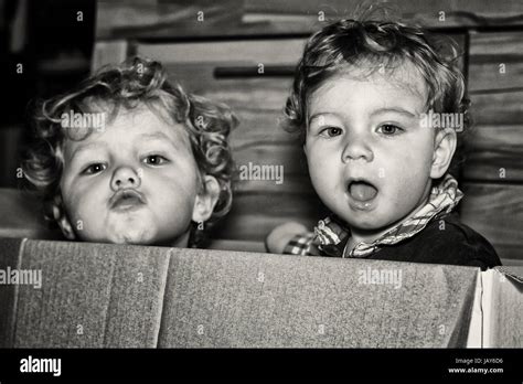 Jonathan Und Jacob Noah In Einer Pappkiste Stock Photo Alamy