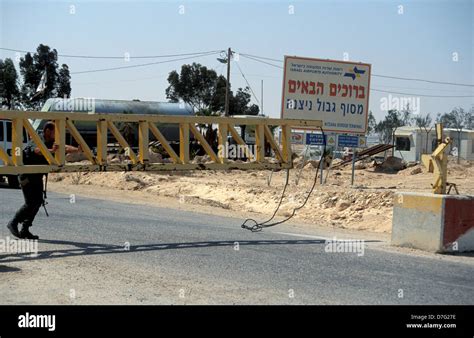 nitzana border crossing From egypt Stock Photo - Alamy