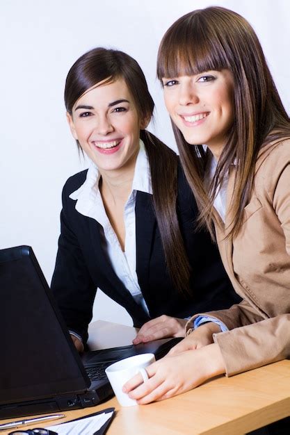 Deux Femmes D Affaires Au Bureau Photo Gratuite