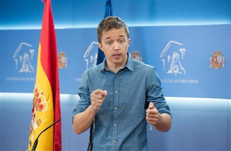 Errejón ironiza con los bandazos del líder del PP en economía y lo ve