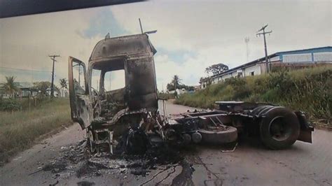 Bandidos incendeiam veículos na pista e explodem banco na região