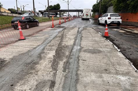 Avenida 1º de Agosto Concreto danificado terá de ser refeito Jornal