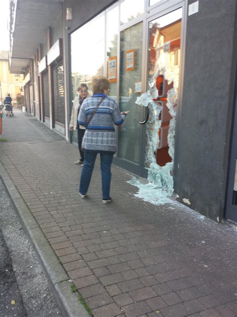 Spaccata In Un Negozio Del Centro Di Lissone Ladri In Fuga Con Un