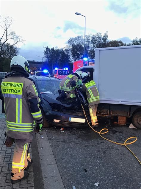 Eine Person Eingeklemmt Feuerwehr Bottrop Verkehrsunfall In Bottrop