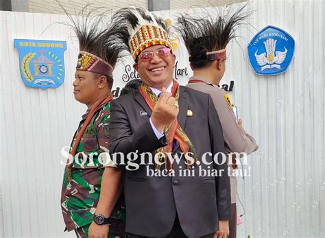 Unik Pertama Kalinya Hardiknas Di Kota Sorong Gunakan Pakaian Adat