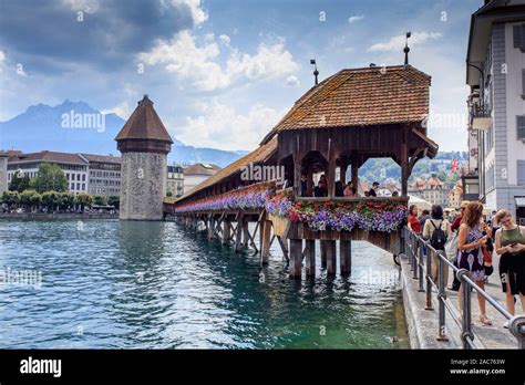 Puente de la capilla kapellbrucke y wasserturm fotografías e imágenes