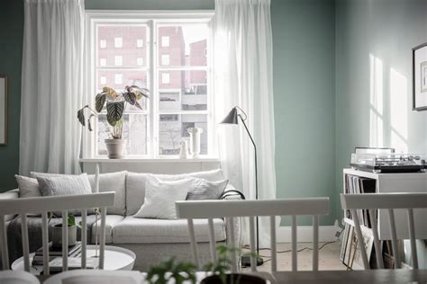 Living room with a fresh green wall - COCO LAPINE DESIGNCOCO LAPINE DESIGN