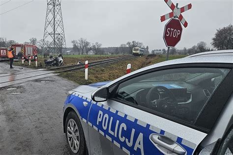 Krok od tragedii na przejeździe kolejowym Auto osobowe wjechało pod