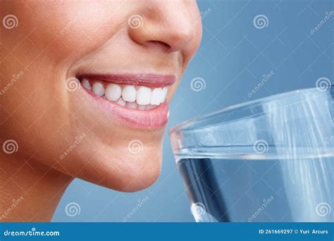 Vista Detallada De Una Mujer Bebiendo Un Vaso De Agua Vista Detallada