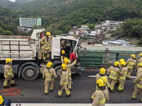 屯門公路泥頭車撼貨車 2司機受傷送院 星島日報