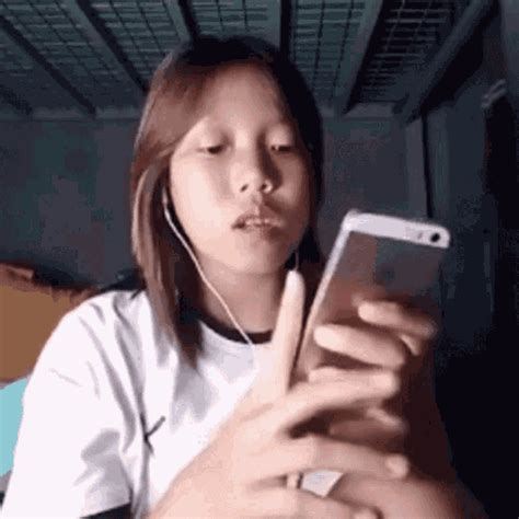 Kween Leng GIF - Kween Leng Cell - Discover & Share GIFs