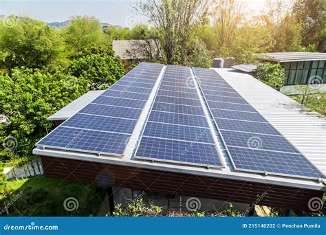 Painéis Solares Fotovoltaicos Em Casa De Telhado Foto de Stock Imagem