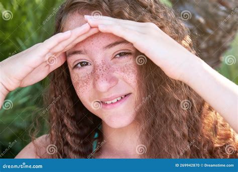 Jeune Fille Aux Cheveux Roux Avec Des Taches De Rousseur Lui Presse Les