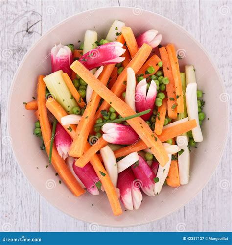 Salade Met Wortel En Radijs Stock Afbeelding - Image of wortel, maaltijd: 42357137