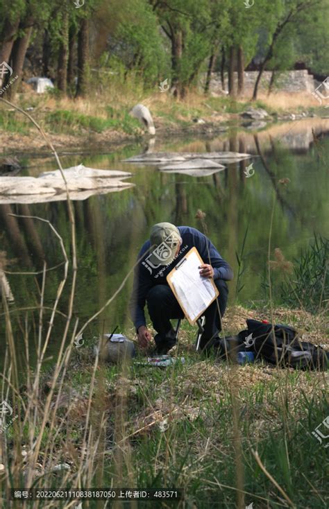 户外写生青年少年人物百态摄影素材汇图网