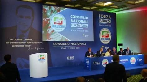 Tajani eletto segretario nazionale di FI all unanimità la standing