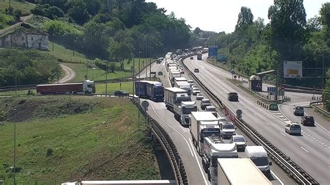 Colapso En La Frontera Con Francia Un Macroincendio Corta El Paso A