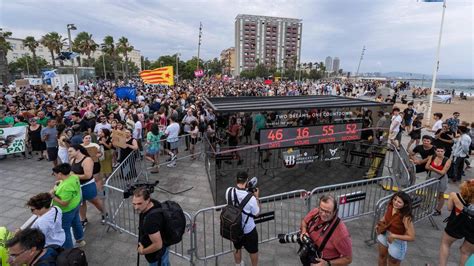 Miles De Personas Claman En Barcelona Contra La Masificaci N Tur Stica