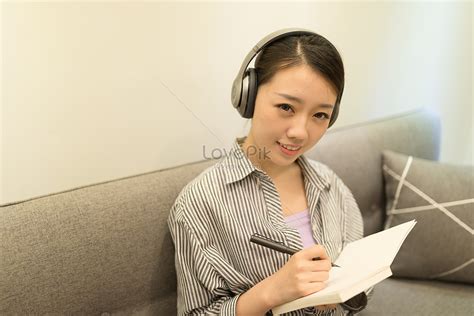 รูปหน้าแรกหญิงฟังเพลงและเขียนบนโซฟา, HD รูปภาพการผ่อนคลาย, พักผ่อนหย่อน ...