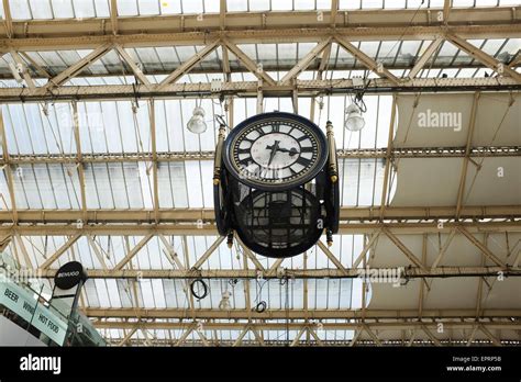 Station Clock Waterloo Station London Hi Res Stock Photography And