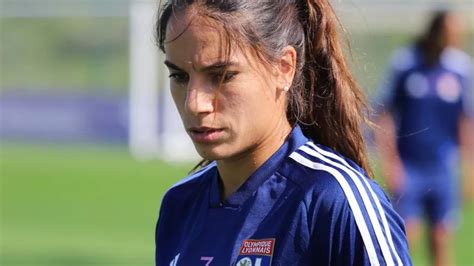 Amel Majri à Clairefontaine avec sa fille de 9 mois