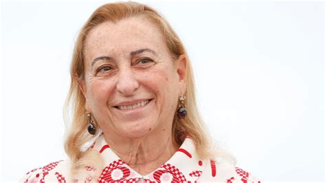 5 frases para descubrir qué es la elegancia según Miuccia Prada Terra