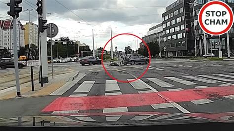 Motocyklista najechał na samochód na ruchliwym skrzyżowaniu we