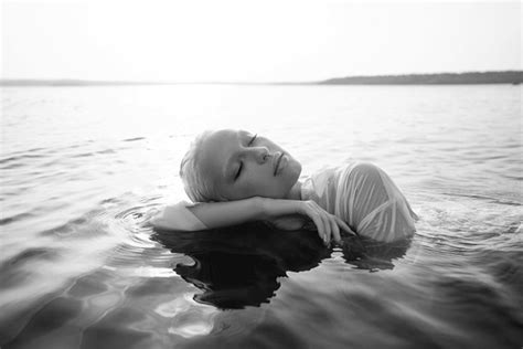 Blonde Short Haired Woman Swimming Water Royalty Free Images Stock
