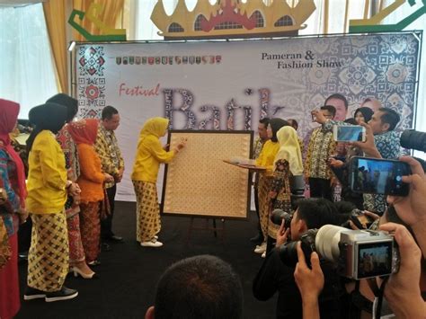 Dorong Popularitas Batik Lampung Dekranasda Gelar Festival Batik