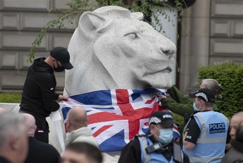 Scots loyalist group gather in Glasgow’s George Square to ‘protect’ war