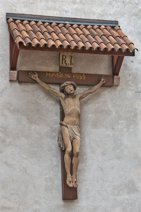 Imagem De Uma Escultura Que Retrata Jesus Christ Crucificada Na Cruz