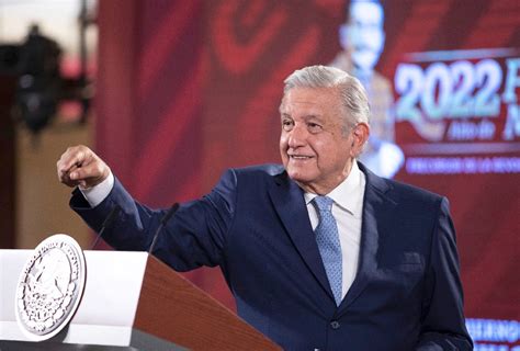 AMLO celebra el crecimiento de 3 2 del PIB en 2023 y la caída de la