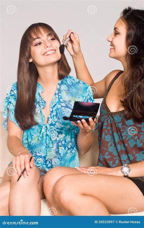 Duas Meninas Que Compo Imagem De Stock Imagem De Assento 20523097