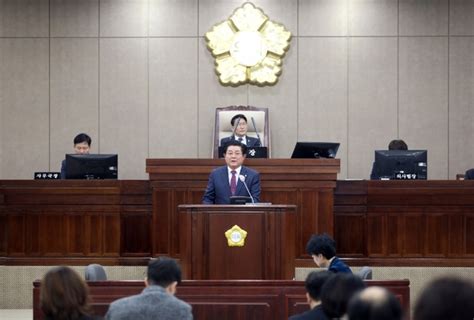 수원특례시의회 정영모 복지안전위원장 “피수감기관인 집행부의 행정사무감사 수감자세 지적”수원화성신문 수원·화성 대표 지역신문