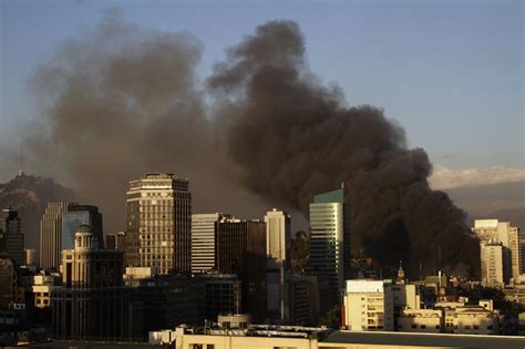 Incendio Afecta A Una Serie De Locales Comerciales En Santiago Centro