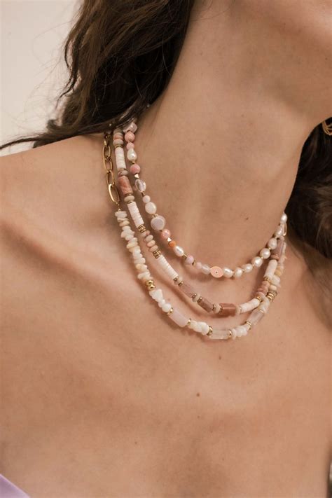 Collier sur chaîne et fil orné d un câble composé de perles en acier