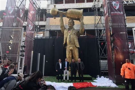 Quedó inaugurada la estatua de Gallardo en el Monumental El Diario