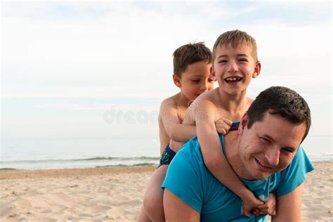 Pai E Seus Dois Filhos Rindo Na Praia Foto De Stock Imagem De Turismo