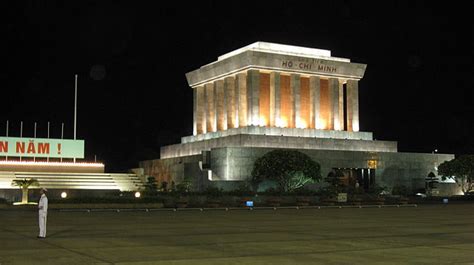 File:Ho Chi Minh Mausoleum at night.jpg - Wikimedia Commons