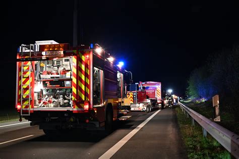 Unfall Auf Der B72 Drei Menschen Sterben Vier Menschen Schweben In