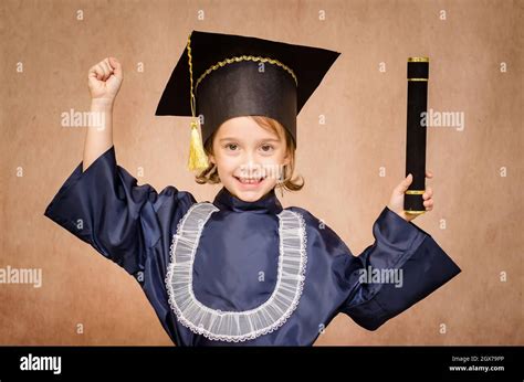 Hermosa niña feliz con su graduación Vestida con su gorra de