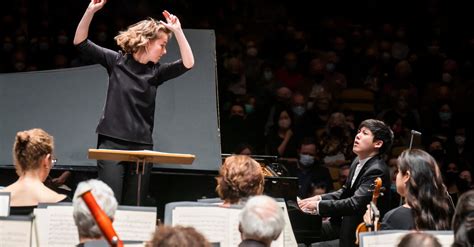 Review: Two Artists Arrive at the Philharmonic, Loudly - The New York Times