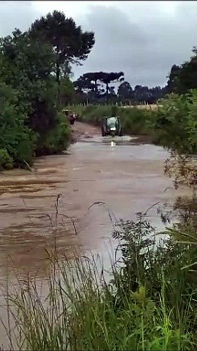 Idoso Morre Ao Tentar Atravessar Rea Alagada Trator Em Canoinhas