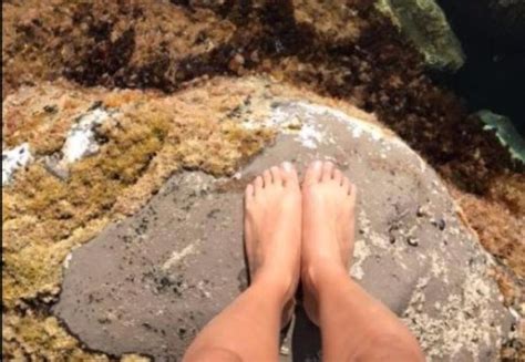 Carolina Marcialis Bagno Fuori Stagione E Poi Bikini Tra Le Rocce Al