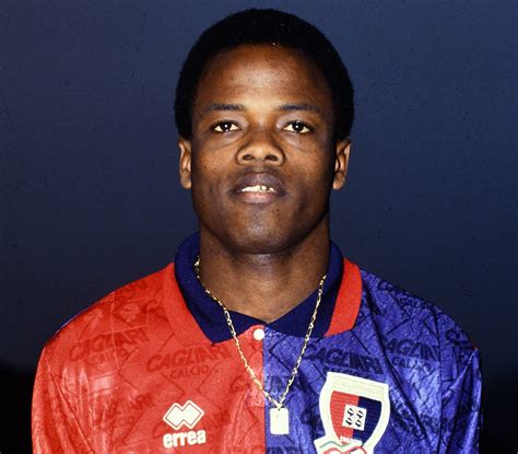 Ícone Do Futebol Do Panamá Julio César Dely Valdés Brilhou No Cagliari