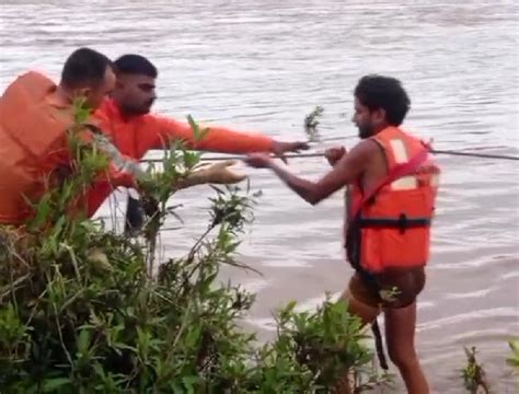 Madhya Pradesh Flood Update Jabalpur Narmada River Rescue Operation Photos 14 घंटे नर्मदा की