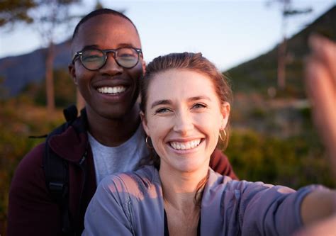 Selfie De La Naturaleza Y Retrato De Una Pareja Interracial En La