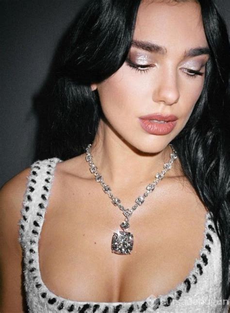 Ark C Dua Lipa G S Dekoltesiyle Yine Mest Etti Foto Galerisi